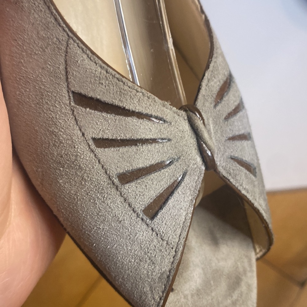 3 For $18 or 2 for $15 Vintage Salvatore Ferragamo gray suede slingback heels - Picture 7 of 9
